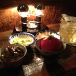 注文したメニューの数々とそれを照らす手製の照明