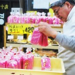 丸十ベーカリーヒロセさんの店内で阿波おどりサブレが追加されている様子