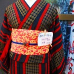お店の前のコーディネート