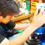 作業中の大岡さん