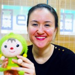 ハッピーくんと記念撮影するキャサリンさん